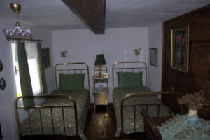 wooden_room_bed